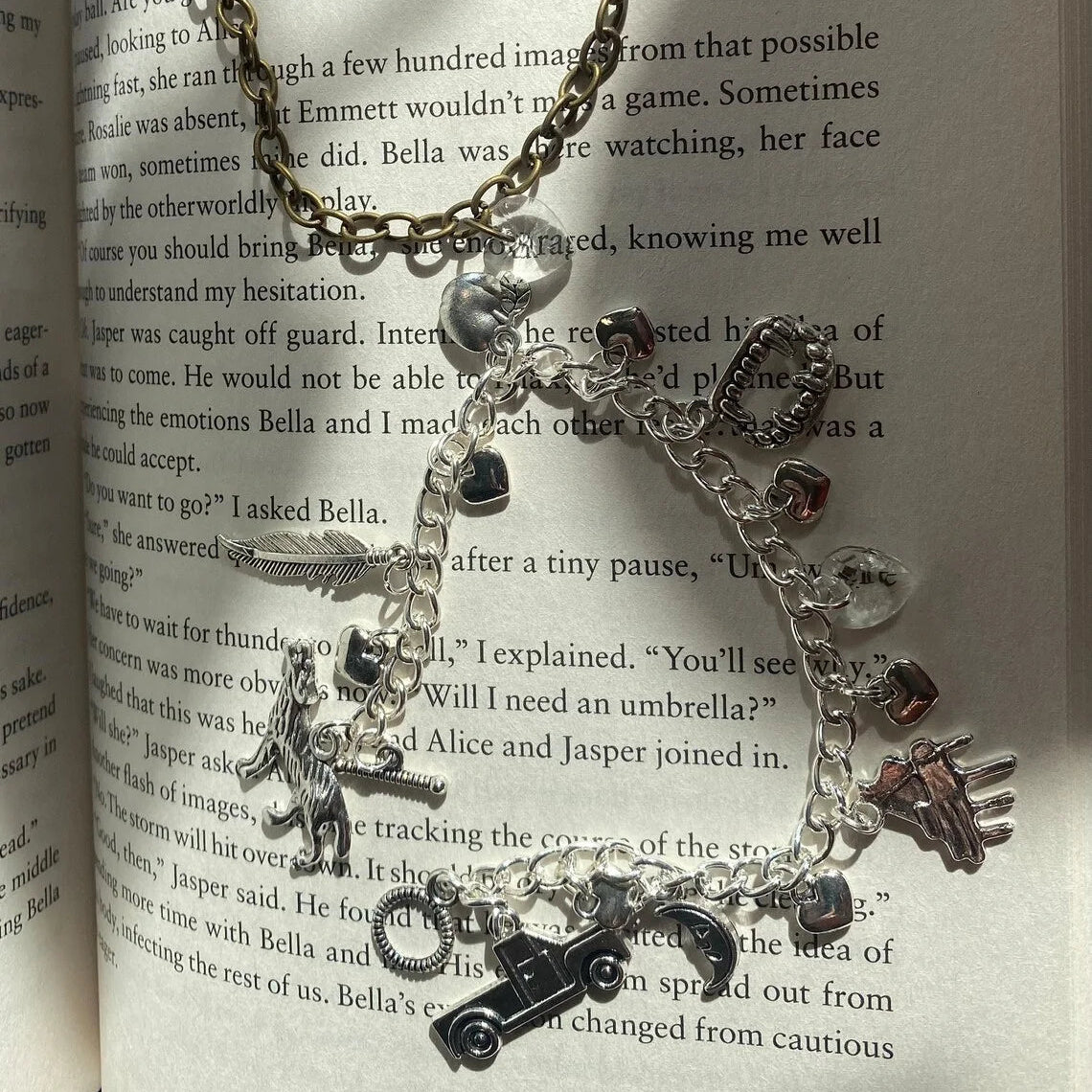 Pulsera con dije de lobo y corazón de cristal de Bella Twilight