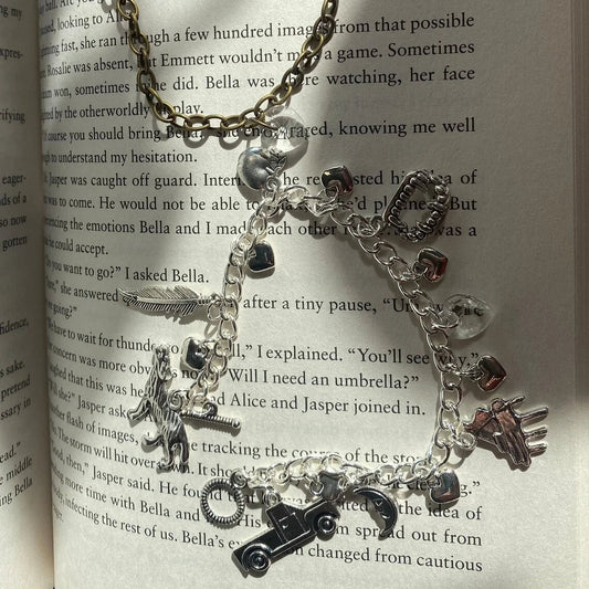 Pulsera con dije de lobo y corazón de cristal de Bella Twilight