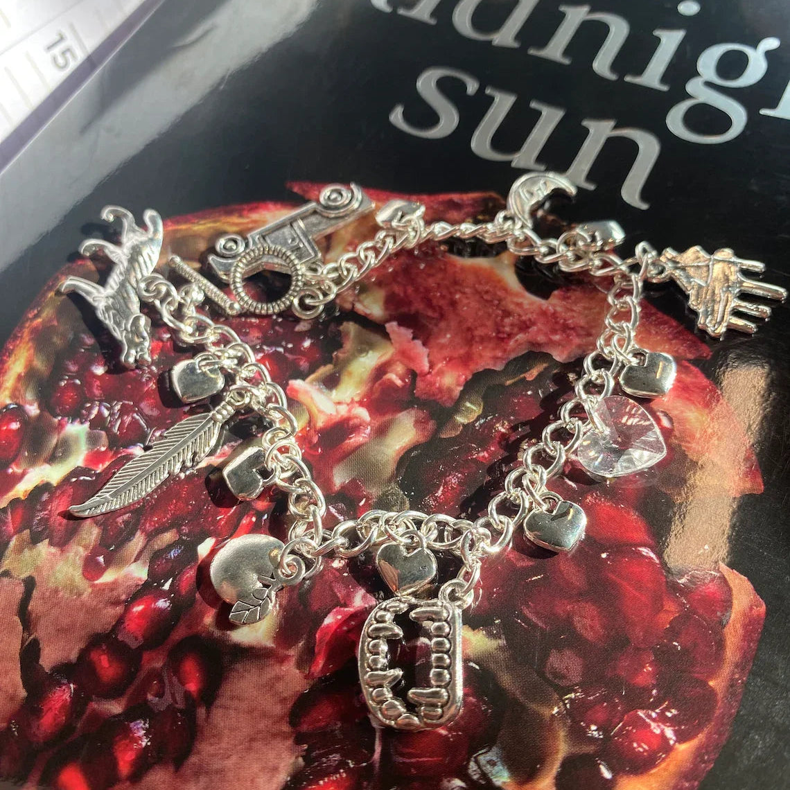 Pulsera con dije de lobo y corazón de cristal de Bella Twilight