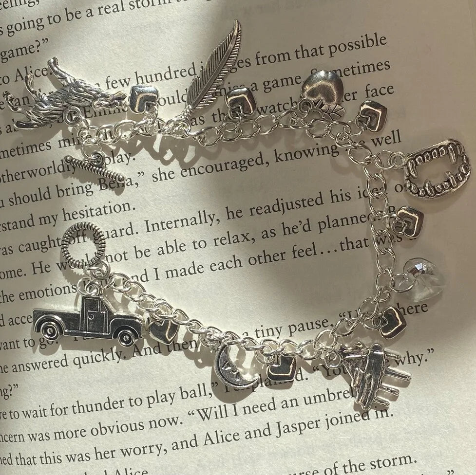 Pulsera con dije de lobo y corazón de cristal de Bella Twilight
