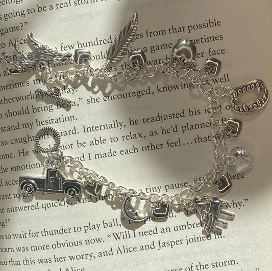 Pulsera con dije de lobo y corazón de cristal de Bella Twilight